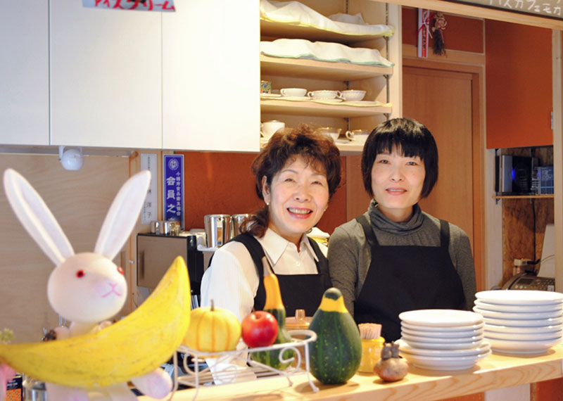 よくお手伝いに来るという娘の愛さん。来年には白田建築事務所による愛さんご家族の住宅も竣工予定だとか