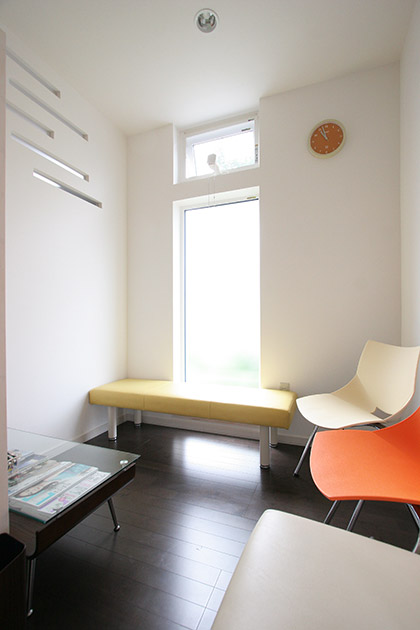 治療院の待合室。暗くて狭い店舗部分がガラッと変わった