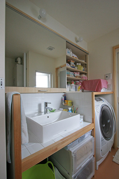 オーダー洗面化粧台の鏡の裏にはスノーダクトが通っている。既製品では対応できない