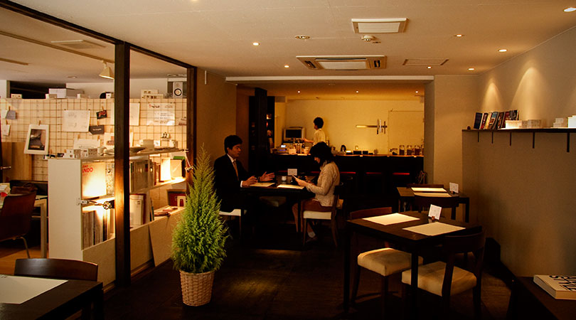 打ち合わせは左側の事務所スペースで行い、その後はお客様だけカフェに移ってゆっくりと過ごしてもらうという