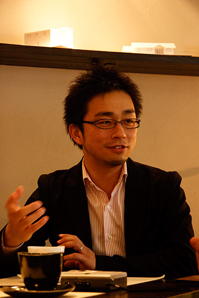 「建築家のカラーとしては無色透明でいたいですね、あくまでオーナーさんが主役です」と語る塚本氏。その気さくな人柄に、建てた後のオーナーさんからも「買い替えるソファーは何色がいい?」など相談がきたりするという