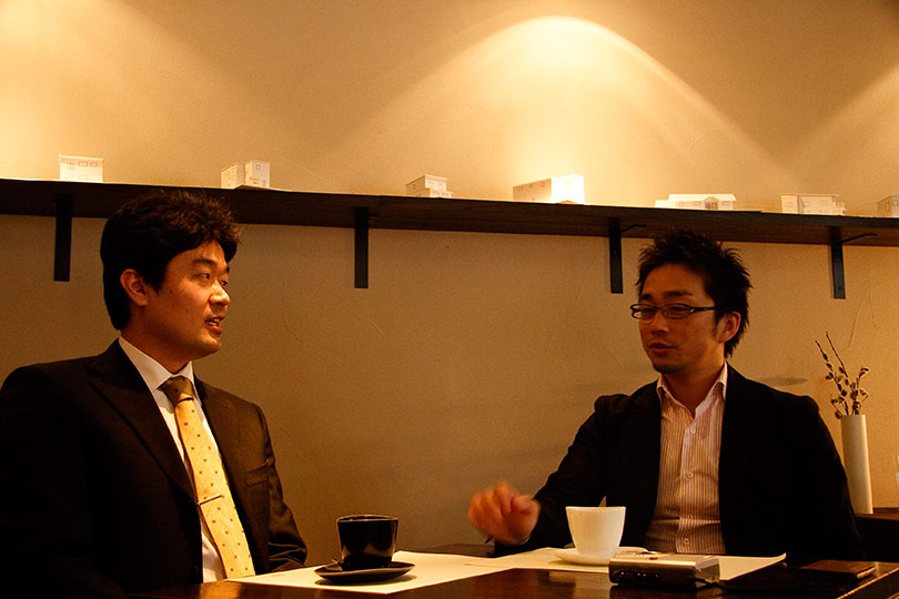 「お客様とのコミュニケーションを何よりも大切にしたい」と語る二人。多忙でもメールや電話など、こまめな対応は欠かさない