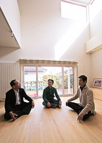 写真左から順番に、妻沼社長、Tさん、小尾さん。プライバシーを確保しながら明るい陽射しを確保するため、リビングの窓配置にはひと工夫した