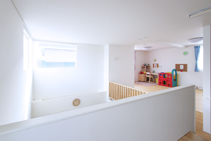 洗面・書斎コーナー側からはクロスを貼った腰壁があるため1階は直接見えないが、格子状の手すりにした子供室は見える