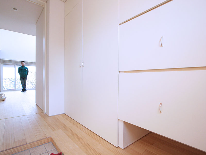 玄関を入ると右手に大型のクローゼット扉がある。しかし1つだけ違う扉が!