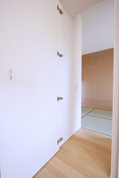 なんと、客間の和室につながるドア。実は玄関ホールを挟んで洗面とトイレがあり、「来客が気兼ねなく利用できる」ことを考えた気配りのプラン