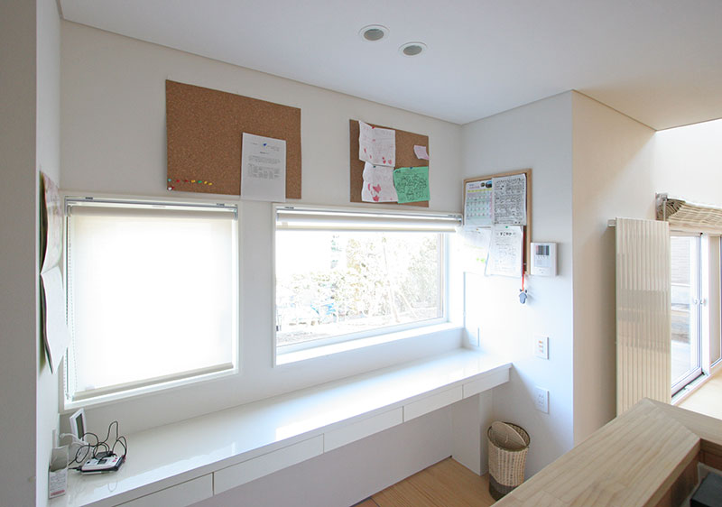 奥さまの要望でキッチン横に実現した、お子さんの勉強スペース。奥さまの家事コーナーにもなる