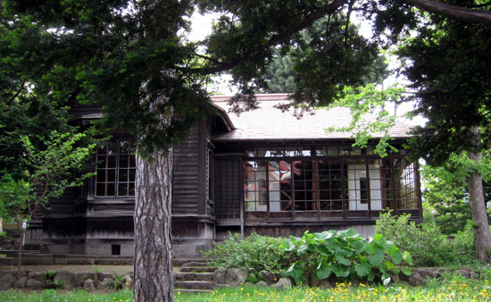 ここは札幌・清華亭(2011年6月1日撮影)。明治13年6月、開拓使の貴賓接待所として建てられたのだそうです。小生は、北海道に残る和洋折衷の家が大好き。この日は中には入れませんでした