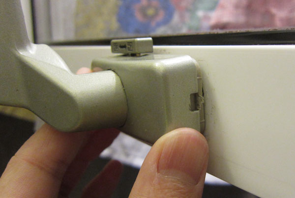 取り付けカバーに引っ込み(欠き)があります。ここにマイナスのドライバーを差し込み、ひねってカバーをはずします。