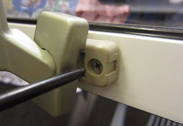 カバーをはずすとプラスのねじがあります(2ヵ所)。これをプラスのドライバーで締めるだけ。締め込みすぎない程度にしっかり回し込みました。