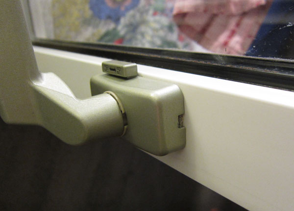 最後にカバーを押し込んではめます。