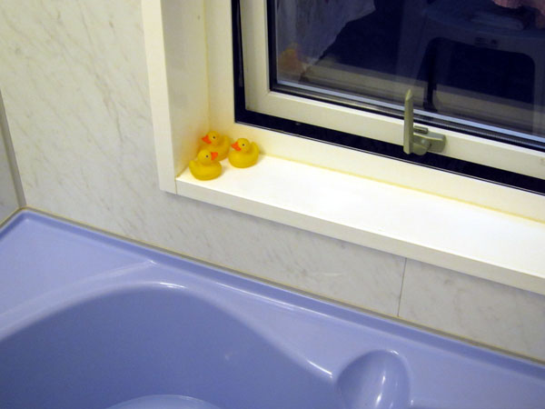 ハンドルがゆるんだ窓は、じつはお風呂についていて、窓の外は家の中というヘンなつくり。ここから残り湯ホースを入れたり、湯気を抜いたりと普通の窓より開け閉め回数が多かったためと思われます。