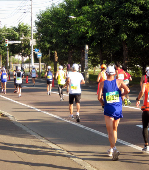 写真中央が新川通りを力走する中村さん。後ろ姿でごめんなさい