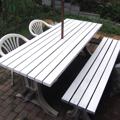 再塗装したガーデン家具。防腐処理済みの2×4材を使用