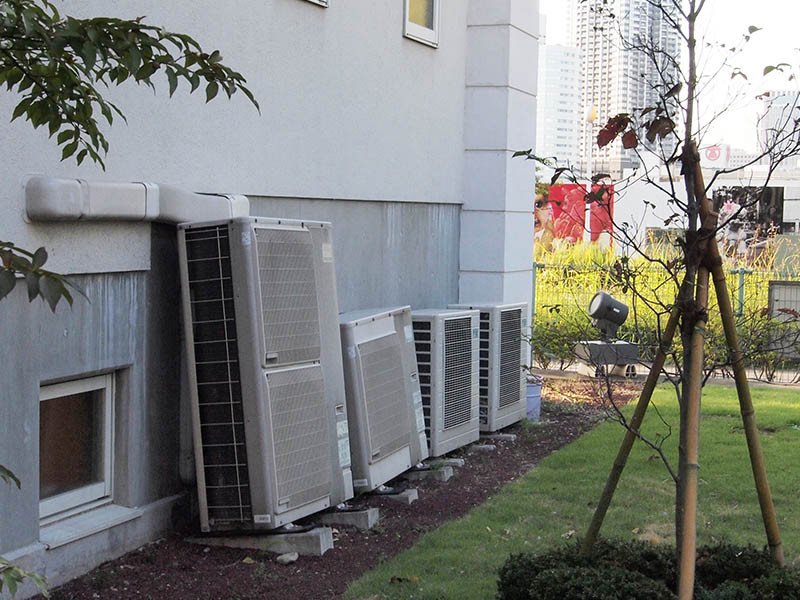 おまけ;横浜の全く別のモデルハウスの写真だが、室外機の設置位置がずいぶん波打っている。ひょっとして液状化の痕跡!?