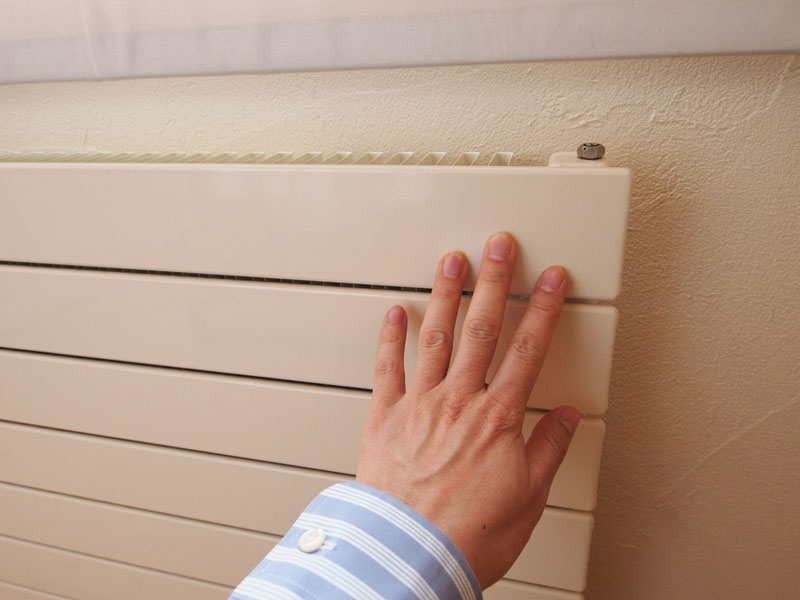 首藤さん宅の放熱パネルは、素手で触っても熱くない。でも部屋は暖かい