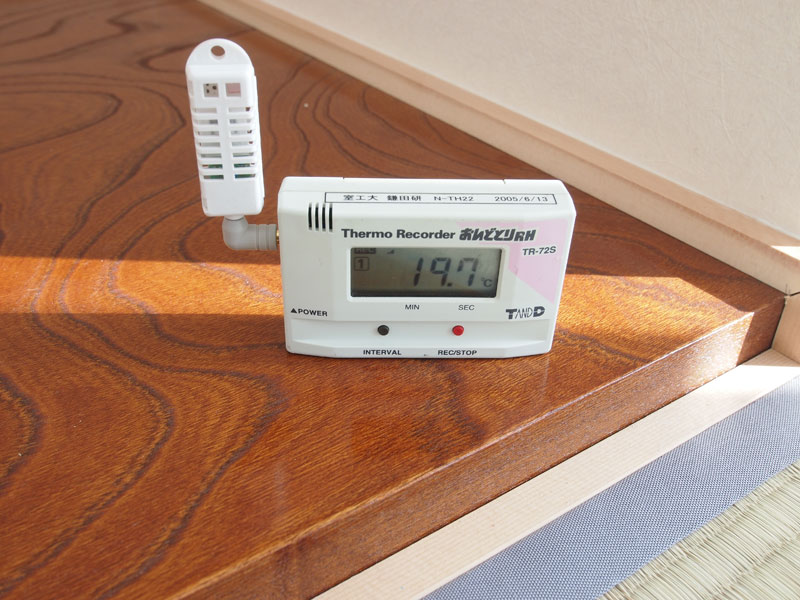 業務用の高精度温度計で19.7度を記録した1階リビング。暖房スイッチは全く入ってない状態だ
