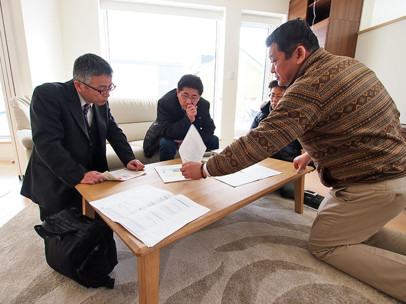 早坂社長が身を乗り出して説明するなど、熱気にあふれるモデルハウス内