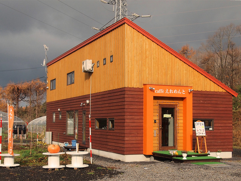 活力を感じさせる明るい雰囲気の外観。小樽市内から行くと右手に見えます