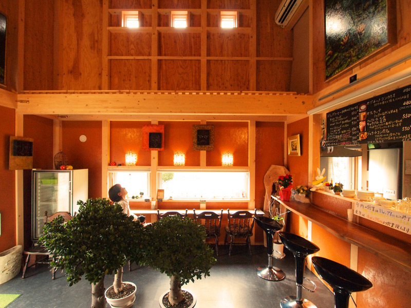 窓の上にある3つの光が奥さまオリジナルのシャンデリア照明。アップで撮ると上の写真のような感じになります