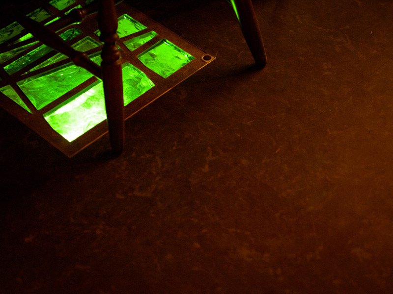 床に埋め込まれたナゾのステンドグラスもきれい