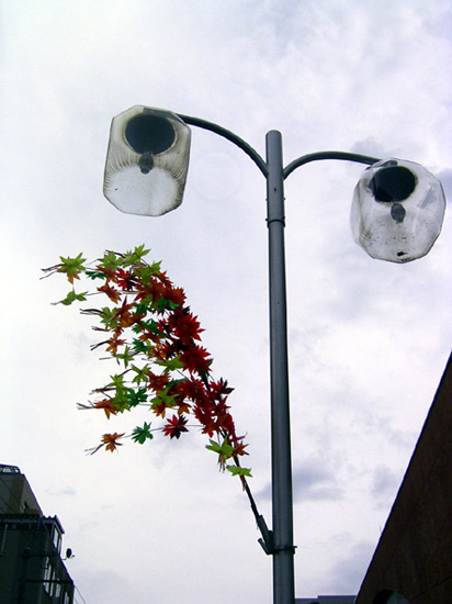 季節ごとにきちんと変わる街灯のかざり