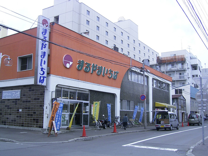 昭和45年の建物で今も続いている円山市場。店内は鮮魚、精肉、野菜、惣菜などの店がある。質の良い品物で常連客も多い