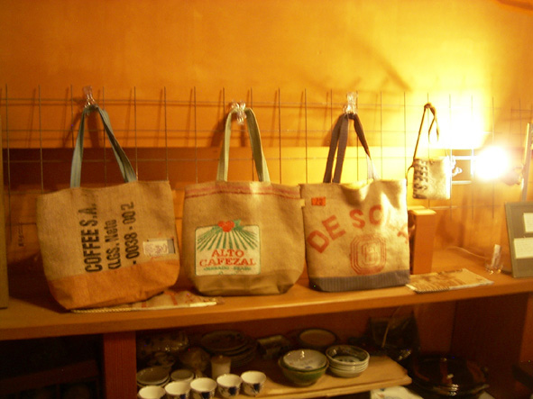 店の奥には展示スペースもあり。陶芸作品や手作り雑貨などの展示、販売している