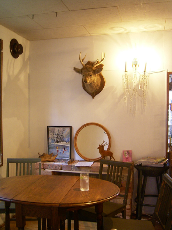 カフェの店内 ゆくゆくは絵画教室やワークショップなどもここでやりたいと考えている