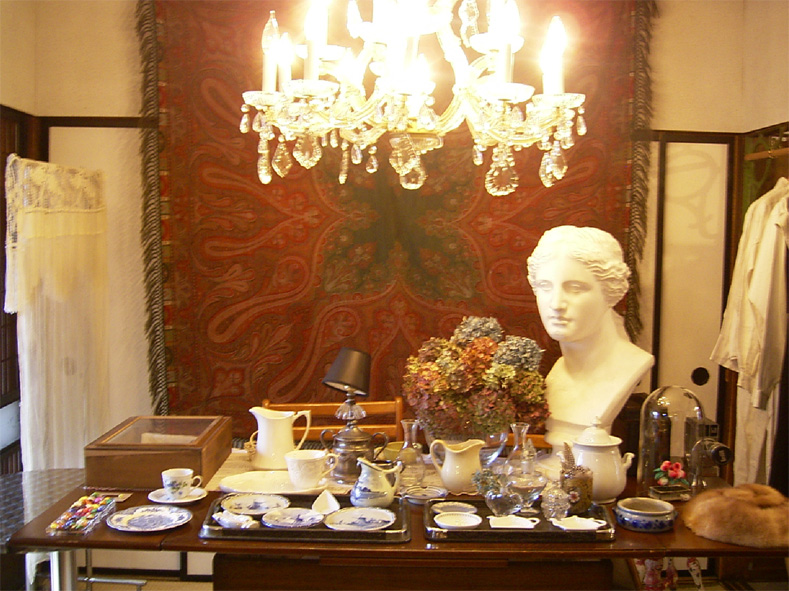 併設のアンティークショップ オーナーがアメリカやヨーロッパへ買い付けてきたものばかり。アンティークの食器を眺めていると何だか優雅な気分になる。