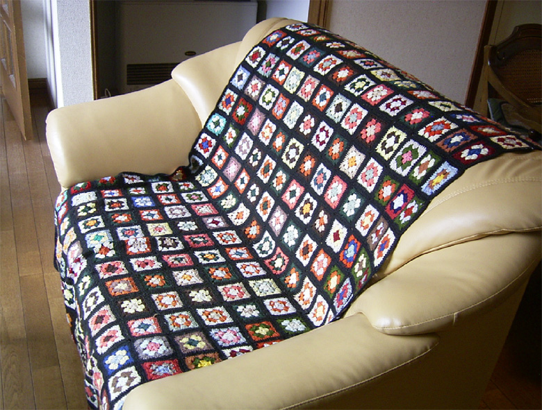 布作家としても活躍している千葉さん。自宅のソファーには、かぎ編みで作られた大きなカバーが掛けられている。もともと千葉さんのおばあさんが最初に編み始め、そこにお母さん、さらに千葉さんがその周りに編み足して、母子3代にわたり編み継がれて きたもの。自然と親しみ、自分の手で物を作り出すということが親から子へ脈々と受け継がれているのだなと感激した