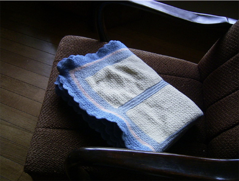 曾おばあさんが編んだひざ掛け。使い込まれてとても良い風合い