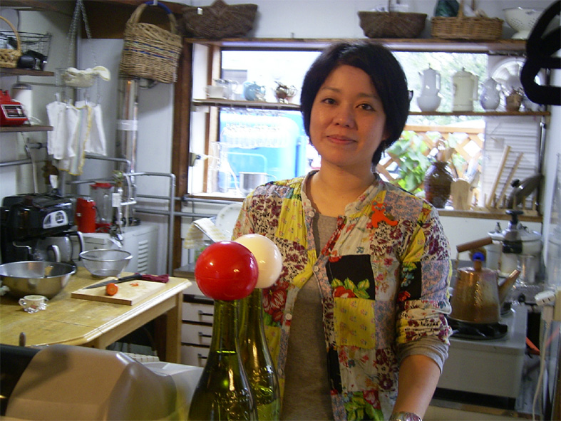 千葉朋子さん。カフェの厨房にて。