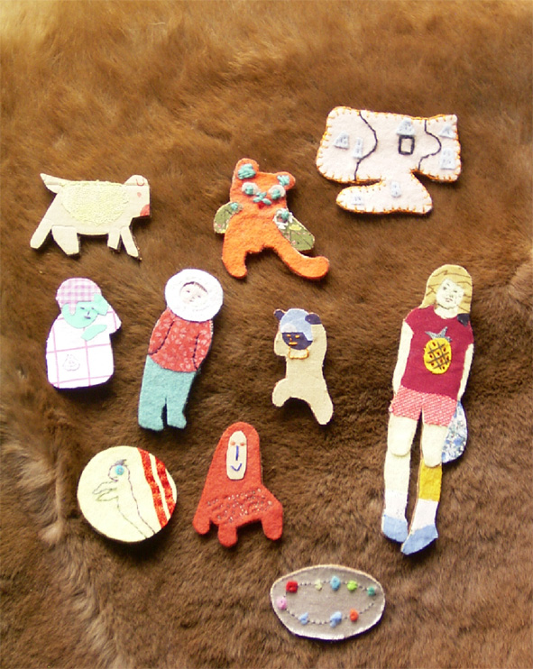 千葉さんの作品。ブローチになっている。一つ一つがとても可愛らしい。