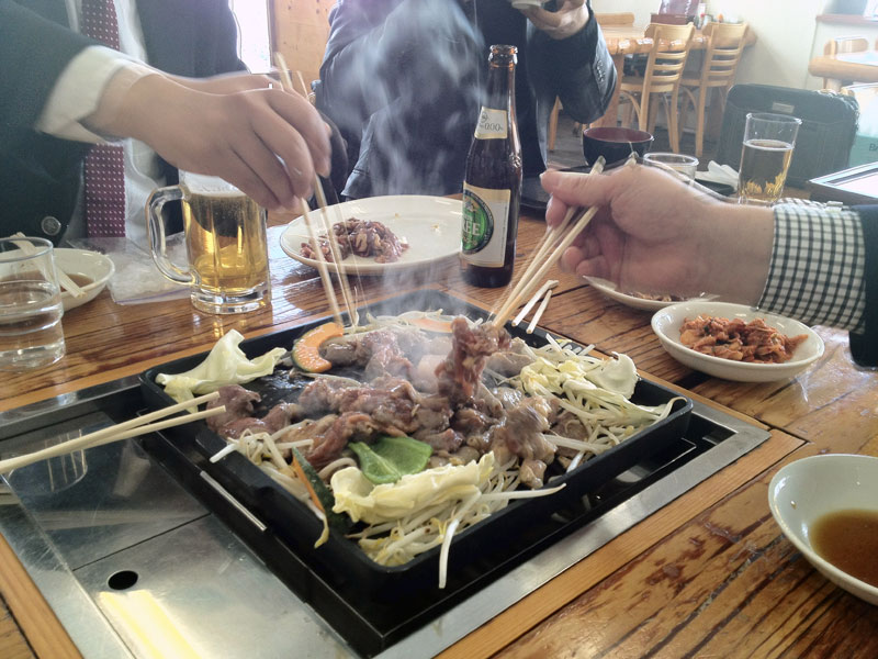 密度の濃い視察後は、皆で「トンデンファーム」に行ってジンギスカン食べ放題の昼食