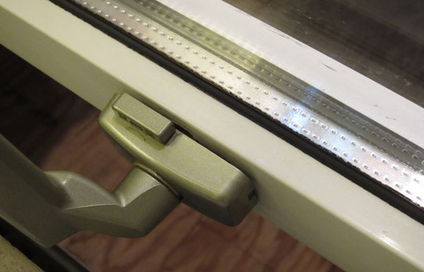 樹脂窓ハンドルのガタツキを直す。