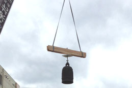 ニトリ・札幌本社のそばで、お堂が空を飛んだ!!